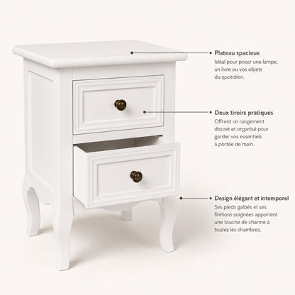Table de chevet blanche vintage avec deux tiroirs pratiques et plateau spacieux.