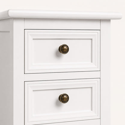 Zoom sur les finitions d'une table de chevet blanche vintage avec poignées en métal vieilli.