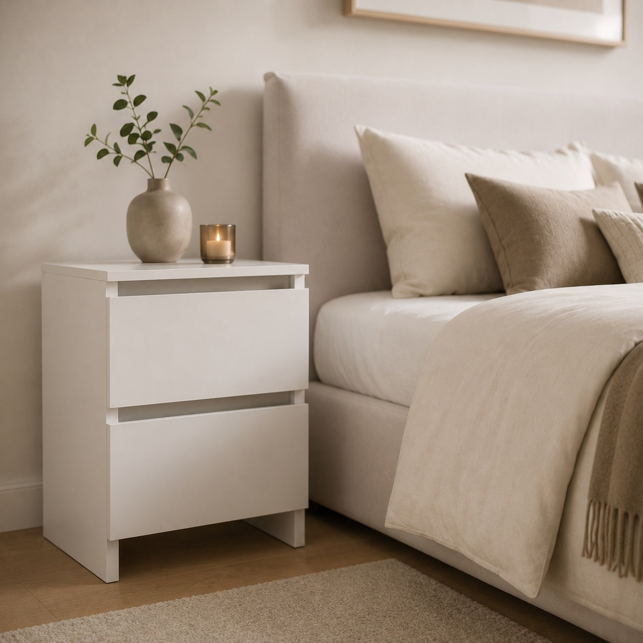 Gros plan sur une table de nuit élégante, table de chevet blanche avec deux tiroirs pratiques.