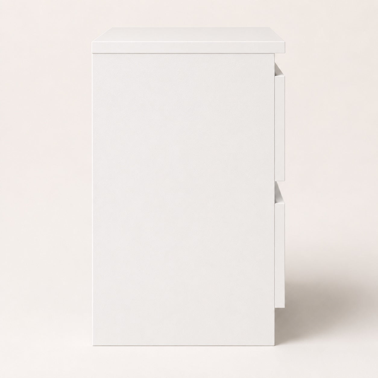 Vue latérale d'une table de nuit moderne, table de chevet blanche compacte et élégante.