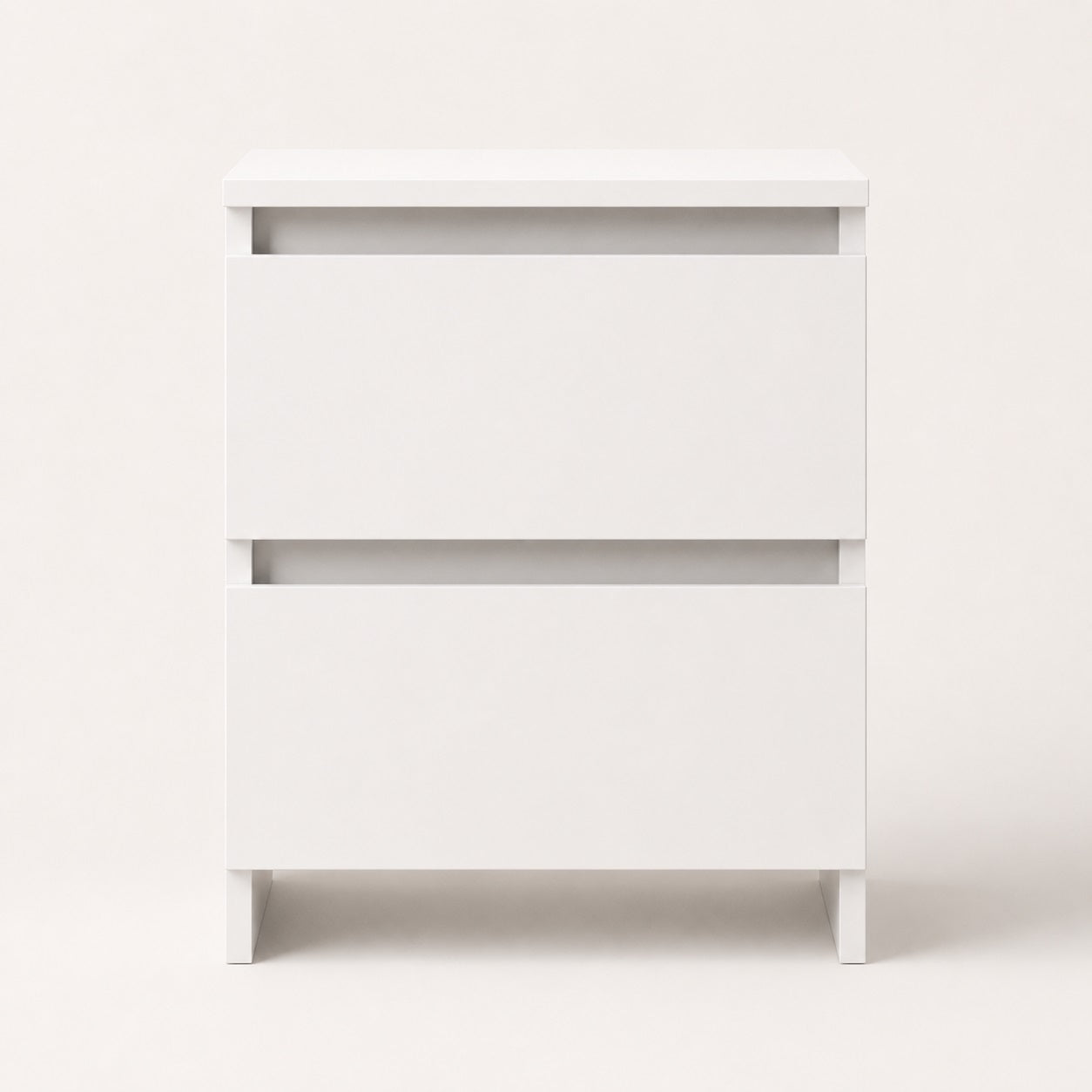 Vue de face d'une table de nuit moderne, table de chevet blanche avec deux grands tiroirs.