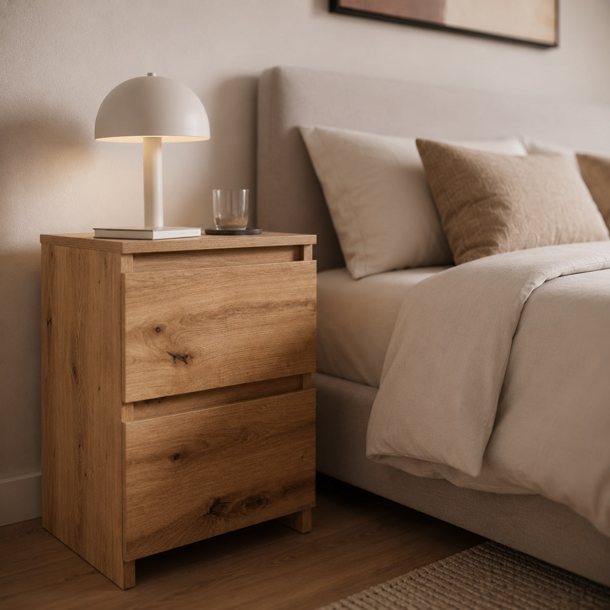 Table de nuit en bois près du lit, table de chevet en bois avec deux tiroirs pratiques.
