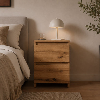 Vue de face d'une table de nuit, table de chevet en bois au design épuré avec deux tiroirs.