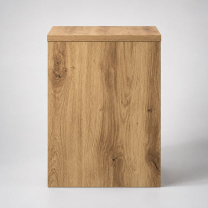 Vue de côté d'une table de nuit, table de chevet en bois finition chêne artisanal.