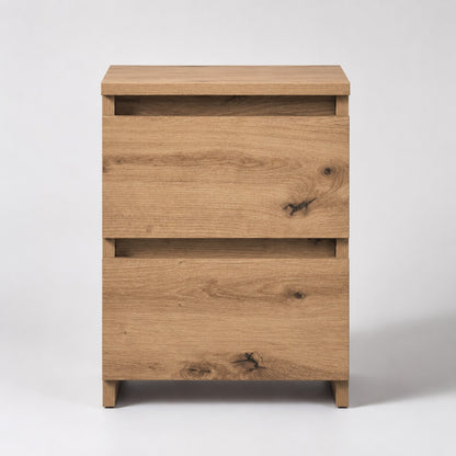 Vue de face d'une table de nuit, table de chevet en bois finition chêne artisanal.