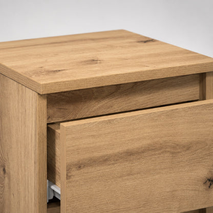 Gros plan sur une table de nuit, table de chevet en bois avec tiroir sur glissières métalliques.