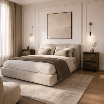 Table de nuit en chambre élégante avec deux tables de chevet en bois finition chêne fumé.