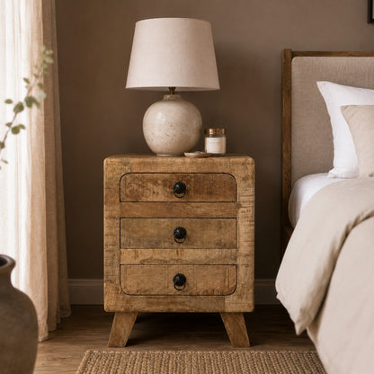 Table de chevet avec tiroir en bois massif avec trois tiroirs, idéale pour une chambre élégante et authentique.