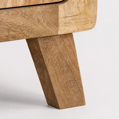 Pied de table de chevet avec tiroir en bois massif, finition naturelle au design robuste et chaleureux.