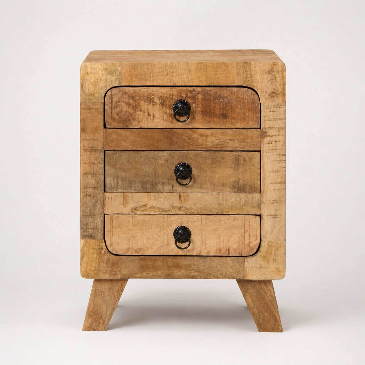 Vue de face d'une table de chevet avec tiroir en bois massif au design authentique et intemporel.