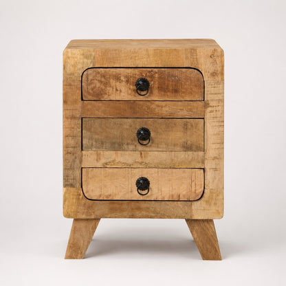 Vue de face d'une table de chevet avec tiroir en bois massif au design authentique et intemporel.
