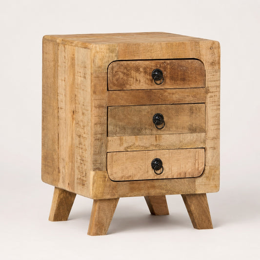 Table de chevet avec tiroir en bois massif à trois tiroirs, idéale pour une chambre au charme naturel et vintage.