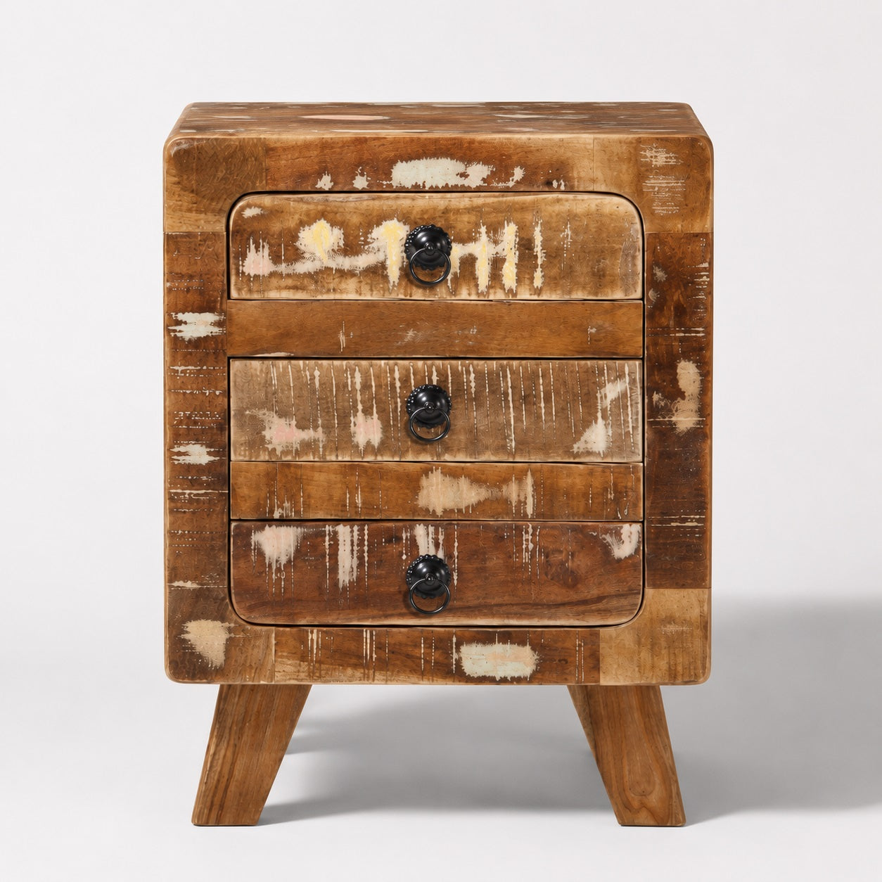 Vue de face d'une table de chevet avec tiroir en bois recyclé à trois tiroirs au style vintage.