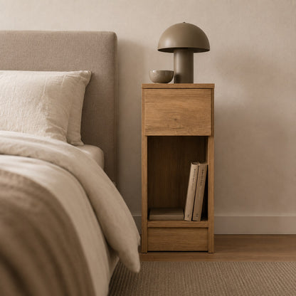 Vue de face d'une table de chevet en bois haute au design minimaliste avec rangement ouvert et tiroir.