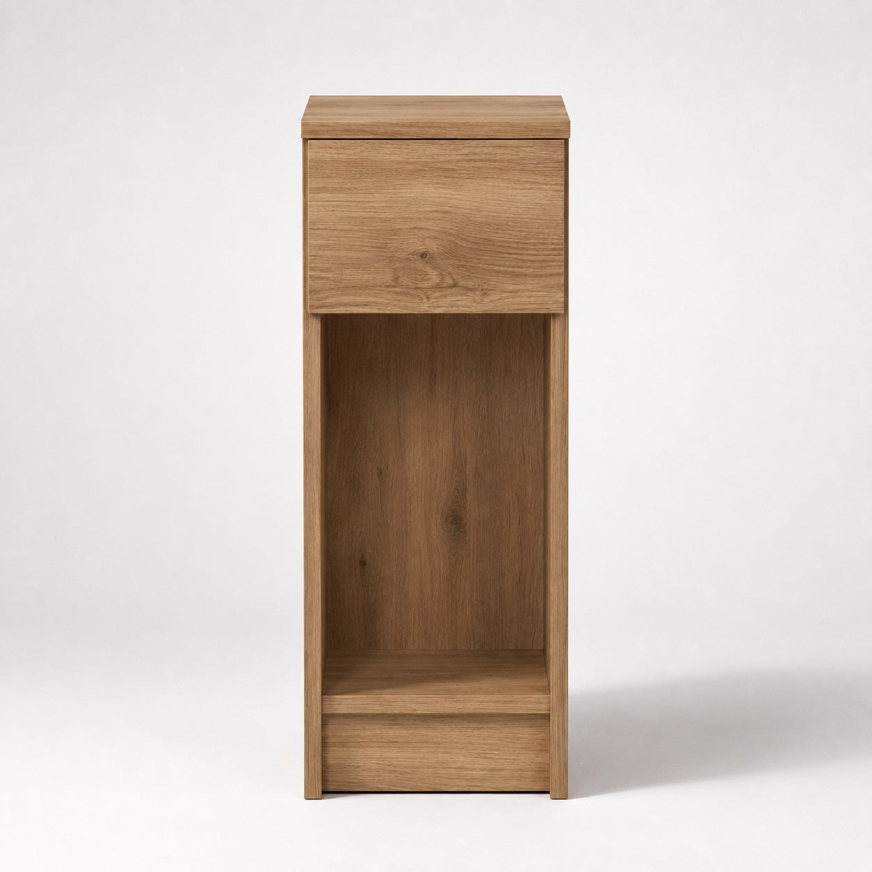 Vue de face d'une table de chevet en bois haute avec grand espace de rangement ouvert et tiroir intégré.