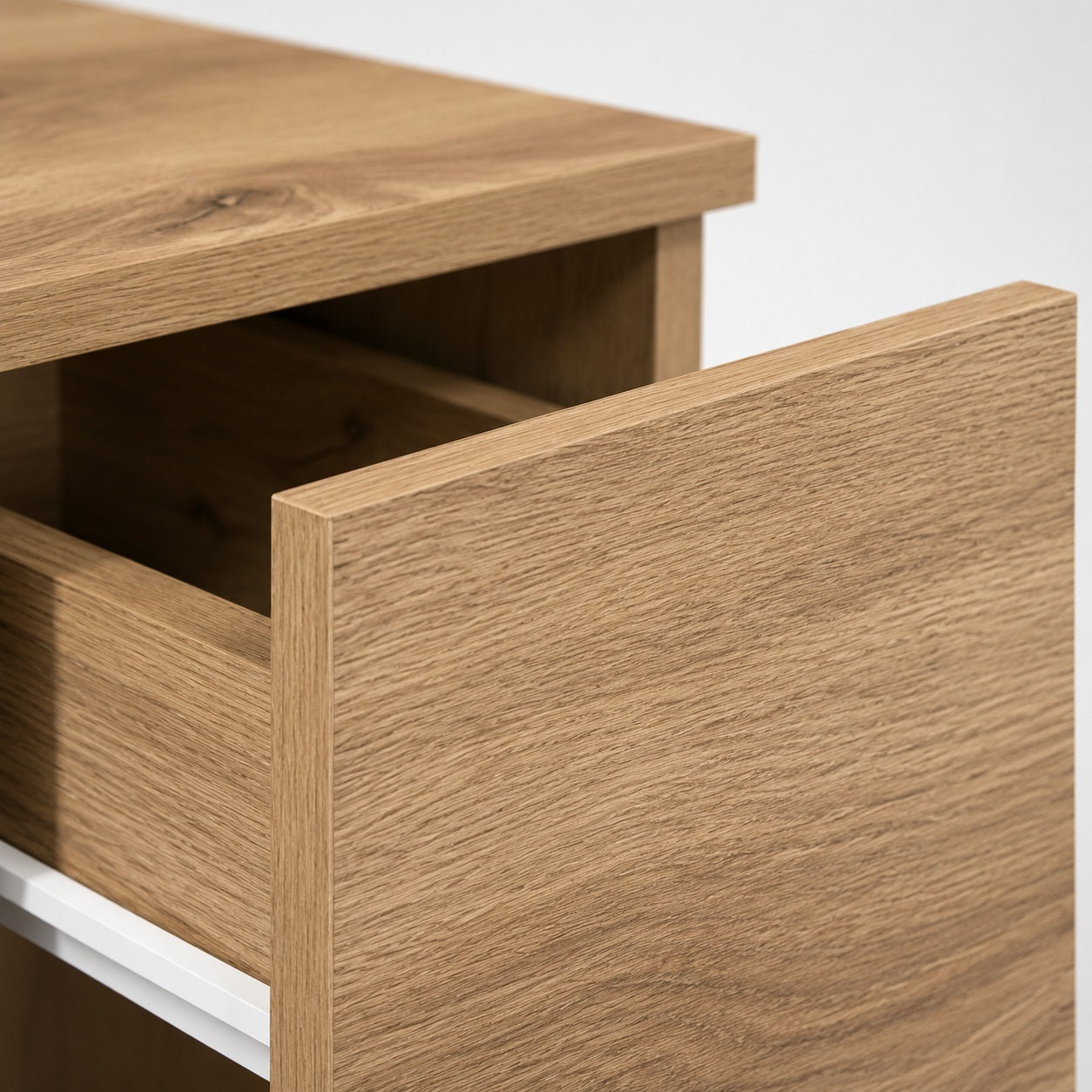 Zoom sur le tiroir d'une table de chevet en bois haute avec finition effet chêne naturel et texture réaliste.