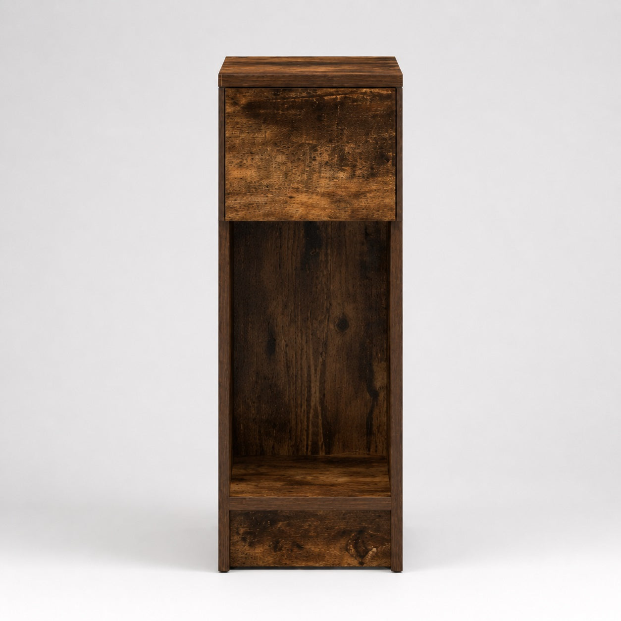 Vue de face d'une table de chevet en bois haute finition chêne fumé avec niche ouverte et tiroir intégré.