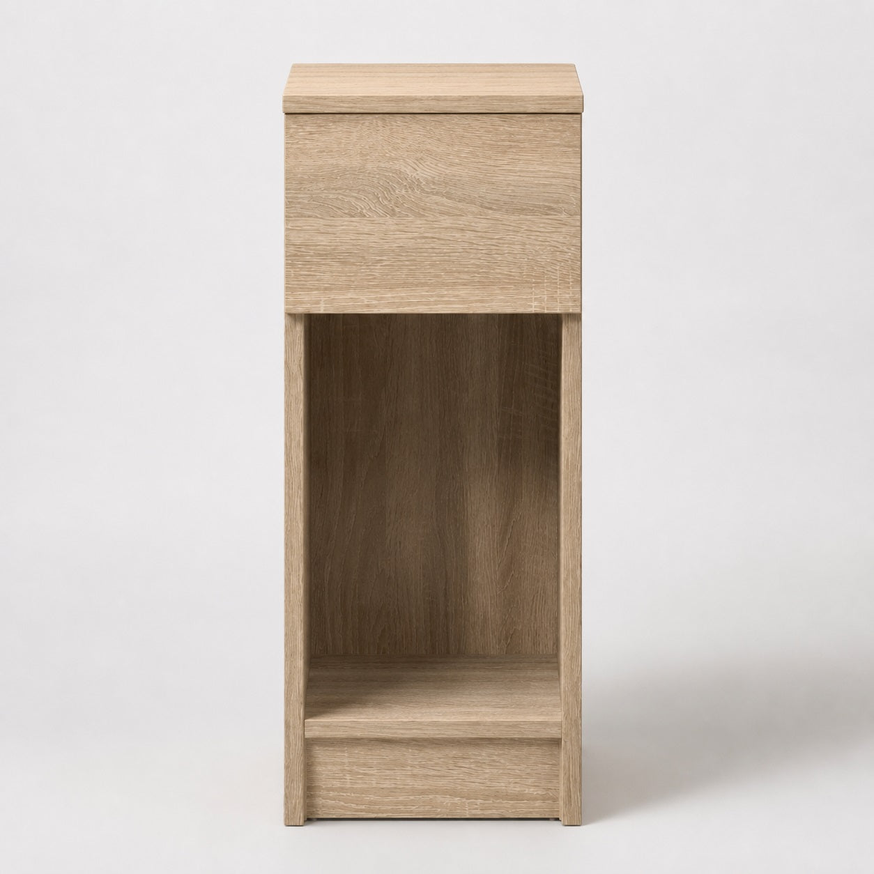 Vue de face d'une table de chevet en bois haute finition chêne Sonoma avec niche ouverte et tiroir.