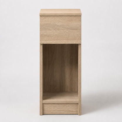 Vue de face d'une table de chevet en bois haute finition chêne Sonoma avec niche ouverte et tiroir.