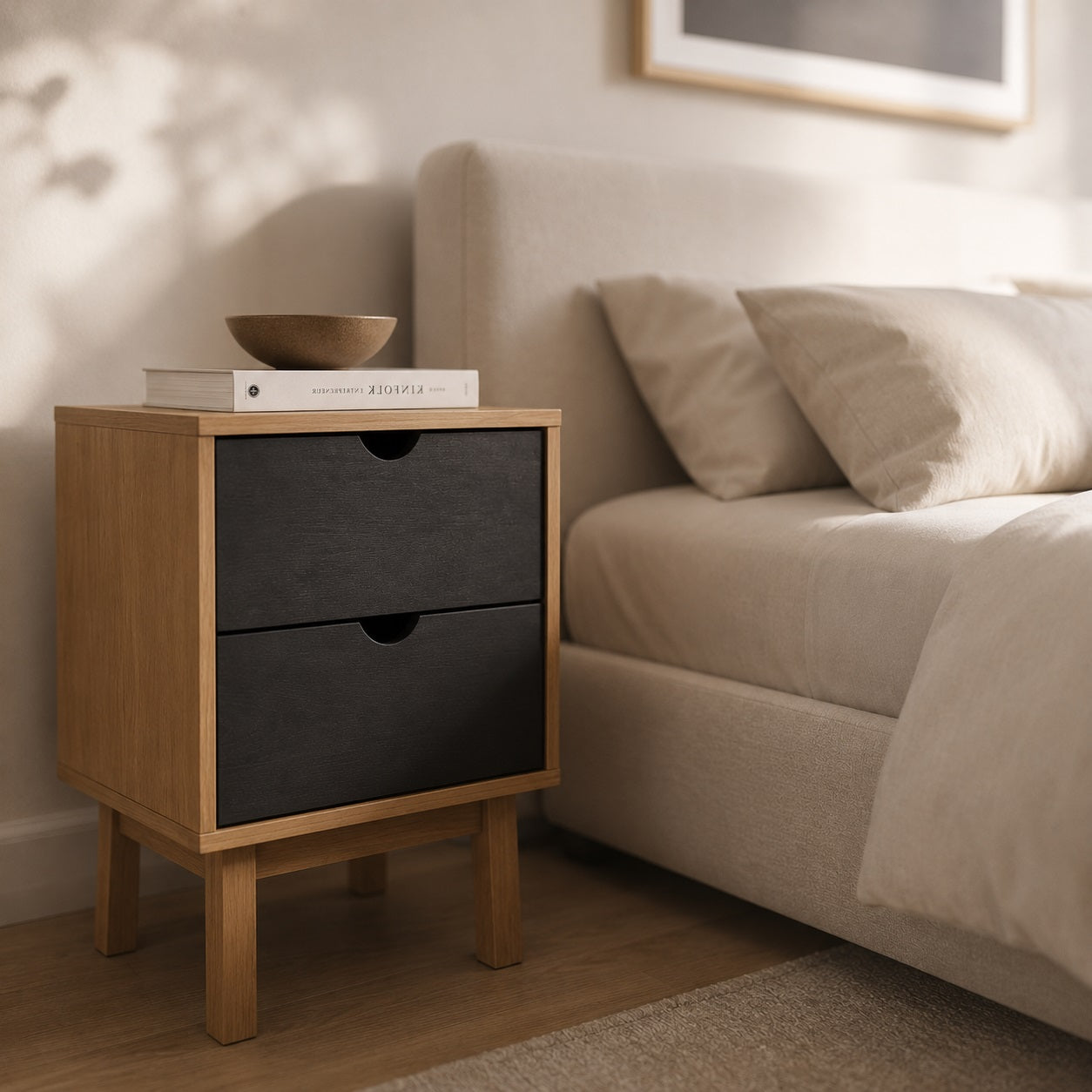 Table de chevet en bois avec tiroir noir près du lit, idéale pour une décoration moderne.