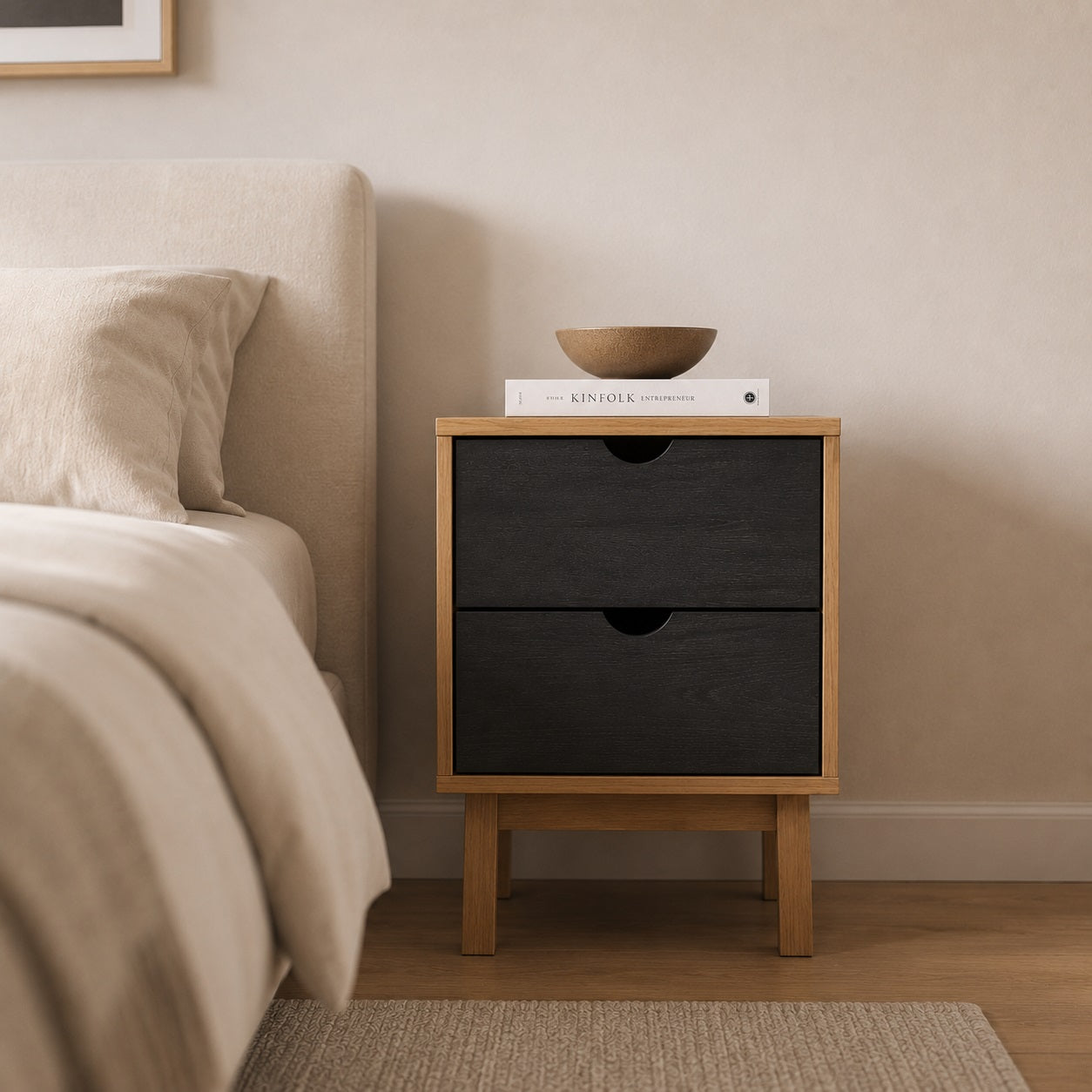 Table de chevet en bois avec tiroir noir, parfaite pour une chambre sobre et élégante.