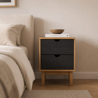 Table de chevet en bois avec tiroir noir, parfaite pour une chambre sobre et élégante.