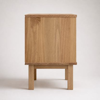 Vue latérale de la table de chevet en bois avec tiroir, finition bois naturel de qualité.