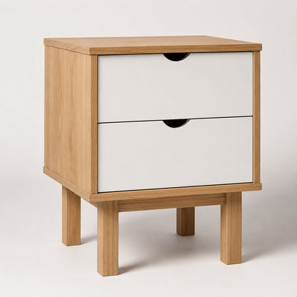 Table de chevet en bois avec tiroir blanc, style scandinave pour une chambre lumineuse.