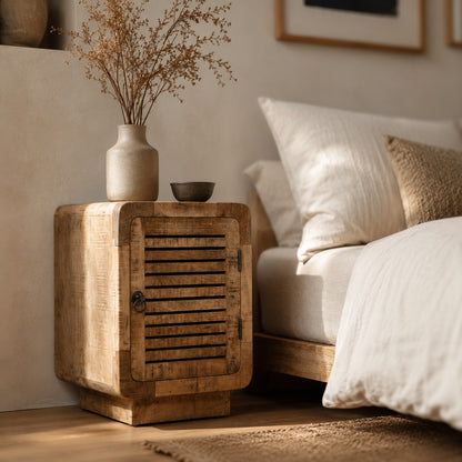 Table de chevet en bois avec rangement près du lit, idéale pour une chambre moderne et apaisante.