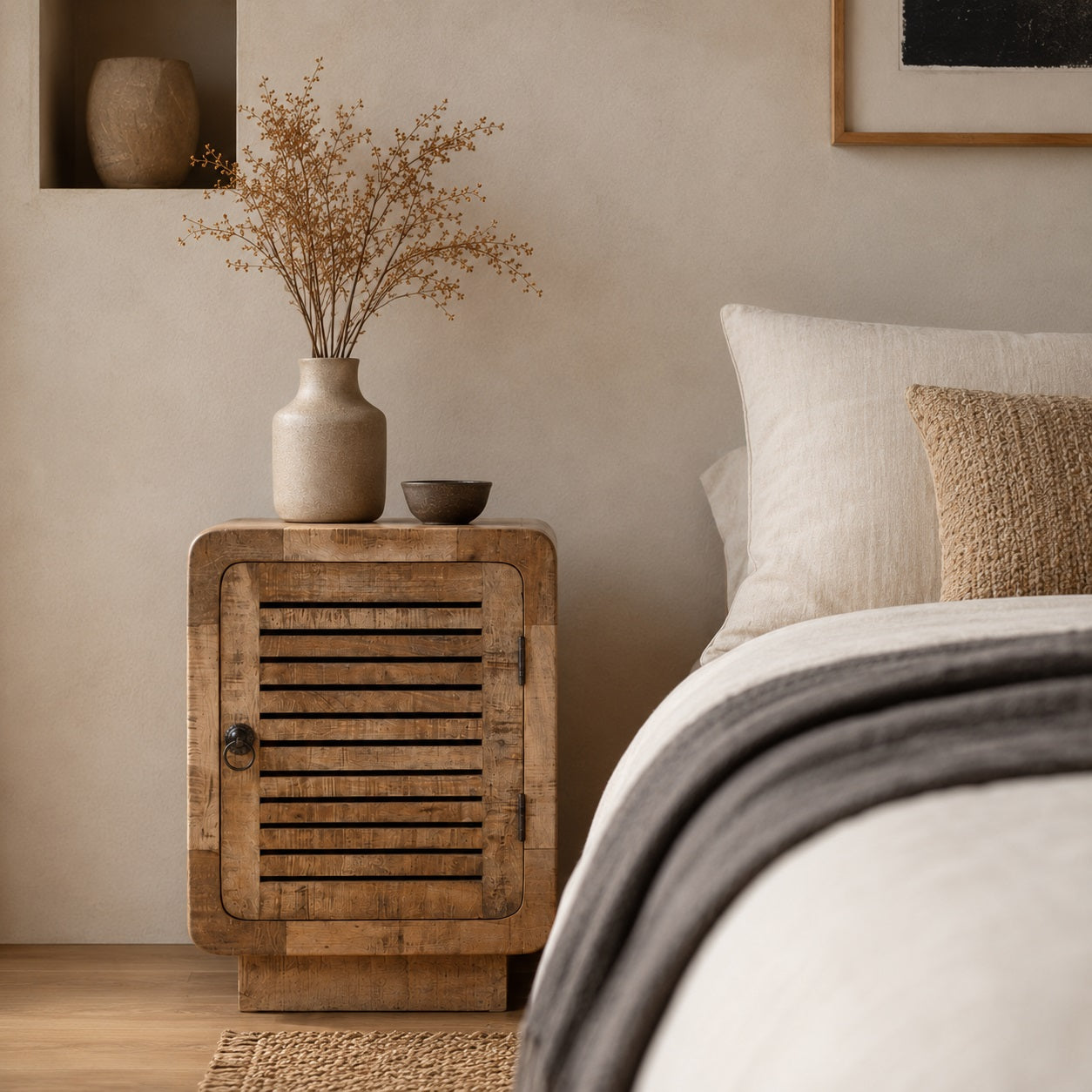 Vue de face d'une table de chevet en bois avec rangement et porte ajourée au style intemporel.