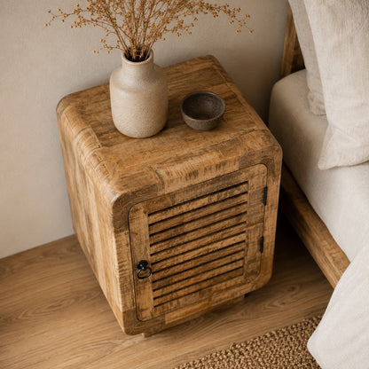 Vue de dessus d'une table de chevet en bois avec rangement, parfaite pour une chambre élégante.