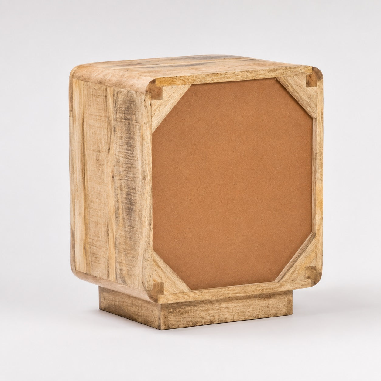 Dos d'une table de chevet en bois avec rangement, finition robuste et fabrication de qualité.