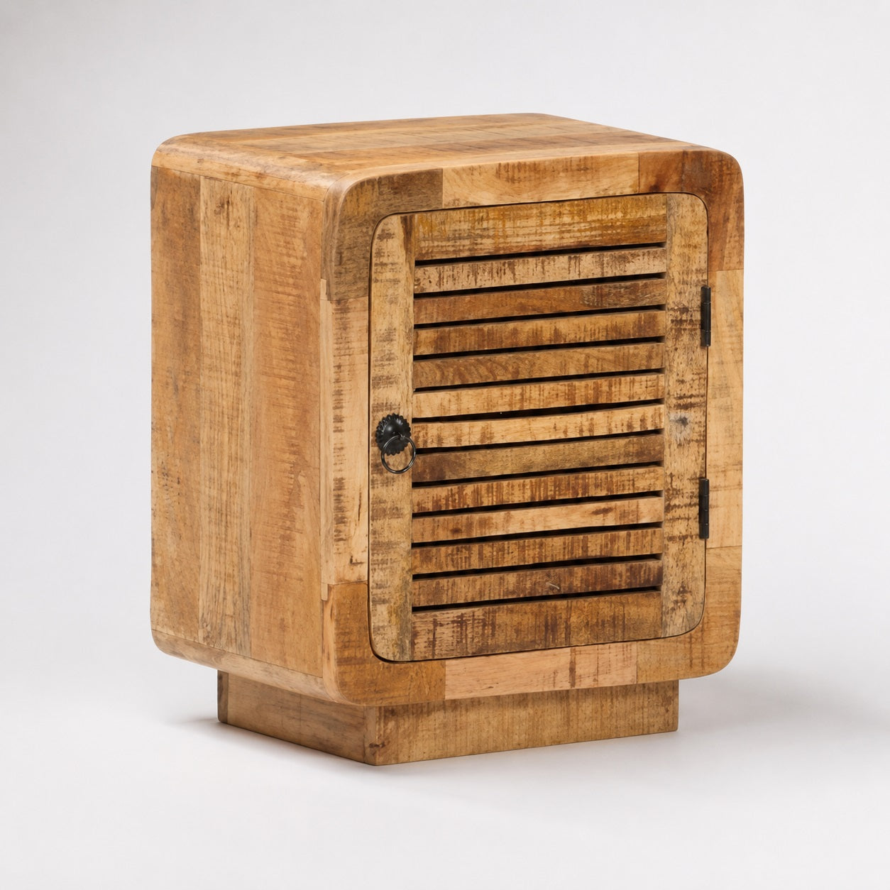 Table de chevet en bois avec rangement dotée d'une porte ajourée au design naturel et authentique.