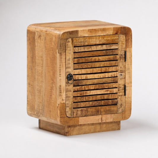Table de chevet en bois avec rangement dotée d'une porte ajourée au design naturel et authentique.