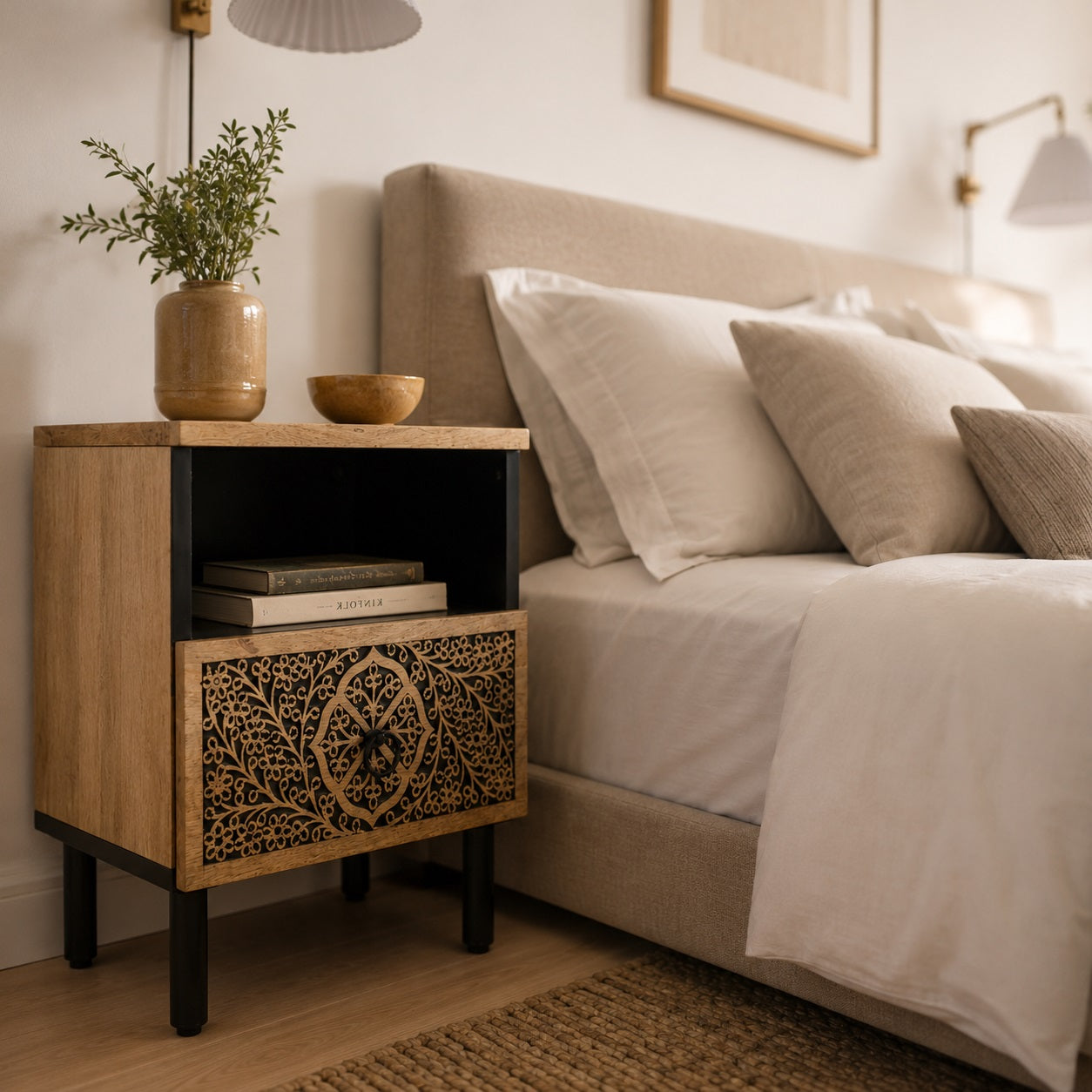 Table de chevet design avec tiroir sculpté en bois, idéale près du lit dans une chambre raffinée.
