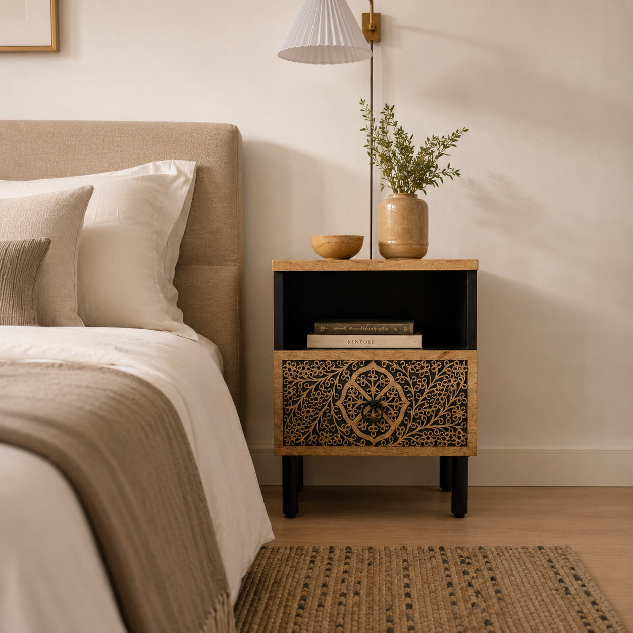 Table de chevet design avec tiroir décoratif en bois, rangement pratique et style contemporain.