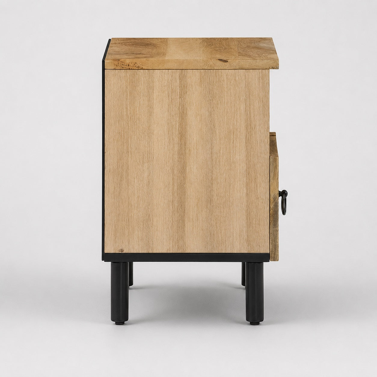 Profil de table de chevet design en bois avec tiroir, finition naturelle et pieds en métal noir.