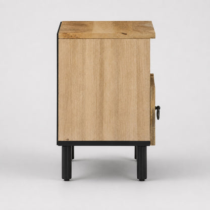 Profil de table de chevet design en bois avec tiroir, finition naturelle et pieds en métal noir.