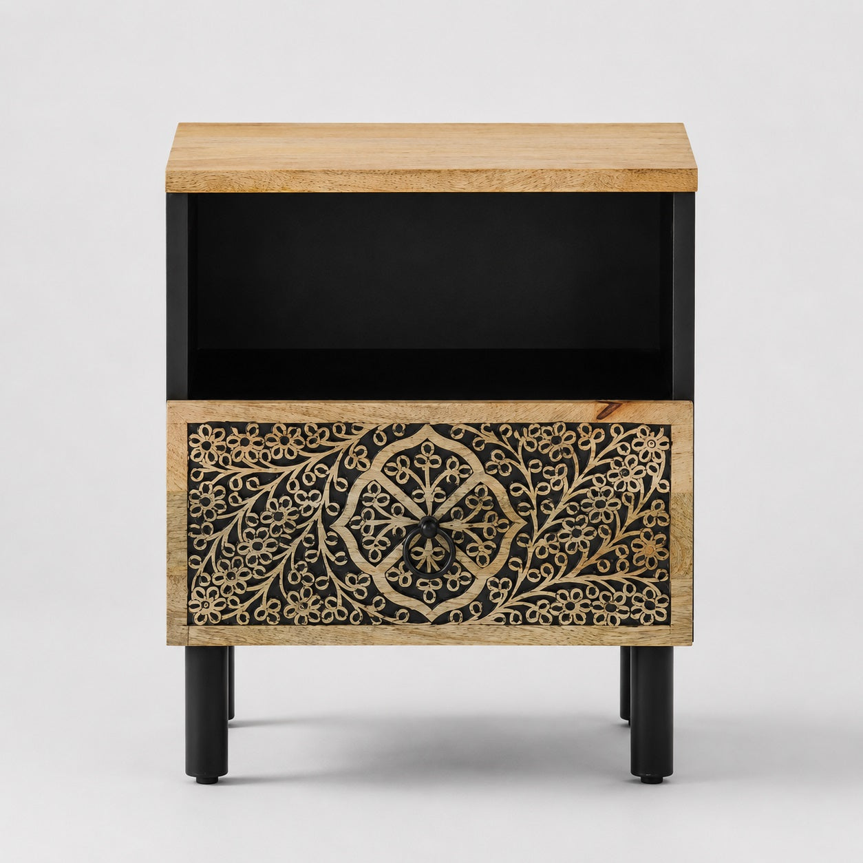 Vue de face d'une table de chevet design avec tiroir sculpté, élégante et fonctionnelle.