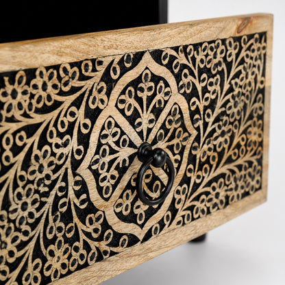 Zoom sur le tiroir sculpté d'une table de chevet design en bois, finition soignée et élégante.