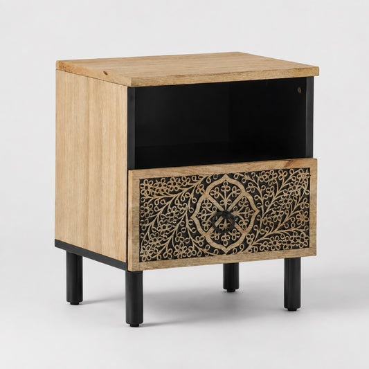 Table de chevet design en bois avec tiroir sculpté, style bohème chic pour une chambre élégante.