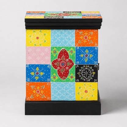 Table de chevet design en bois avec motifs colorés peints à la main, vue latérale des finitions artisanales.