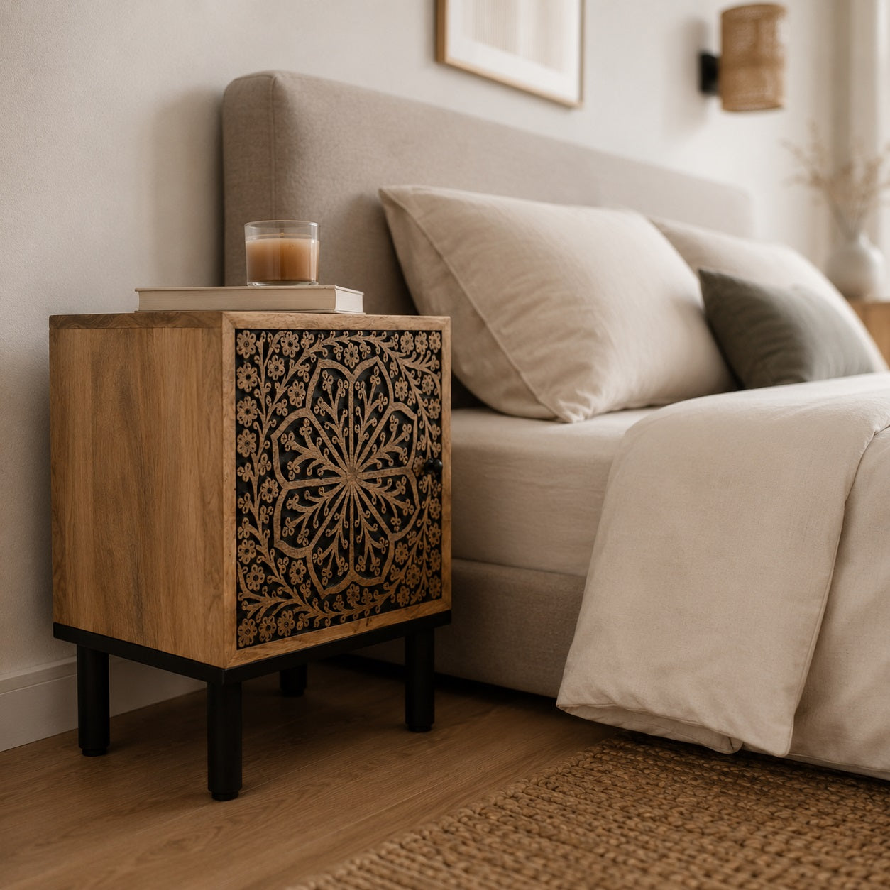Table de chevet en bois design au style bohème, placée près d'un lit dans une chambre chaleureuse.
