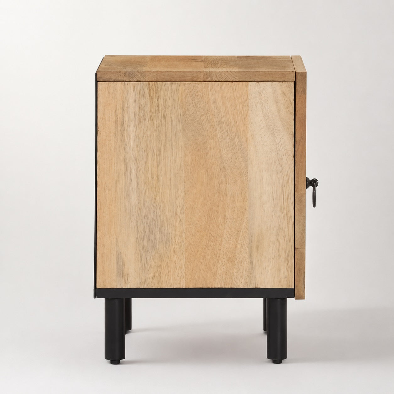 Vue latérale de la table de chevet en bois design avec structure épurée et pieds métalliques noirs.