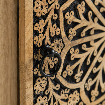 Détail de la façade sculptée et de la poignée de cette table de chevet en bois design.