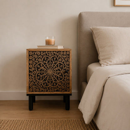 vue de face de la table de chevet dans l'ambiance de chambre