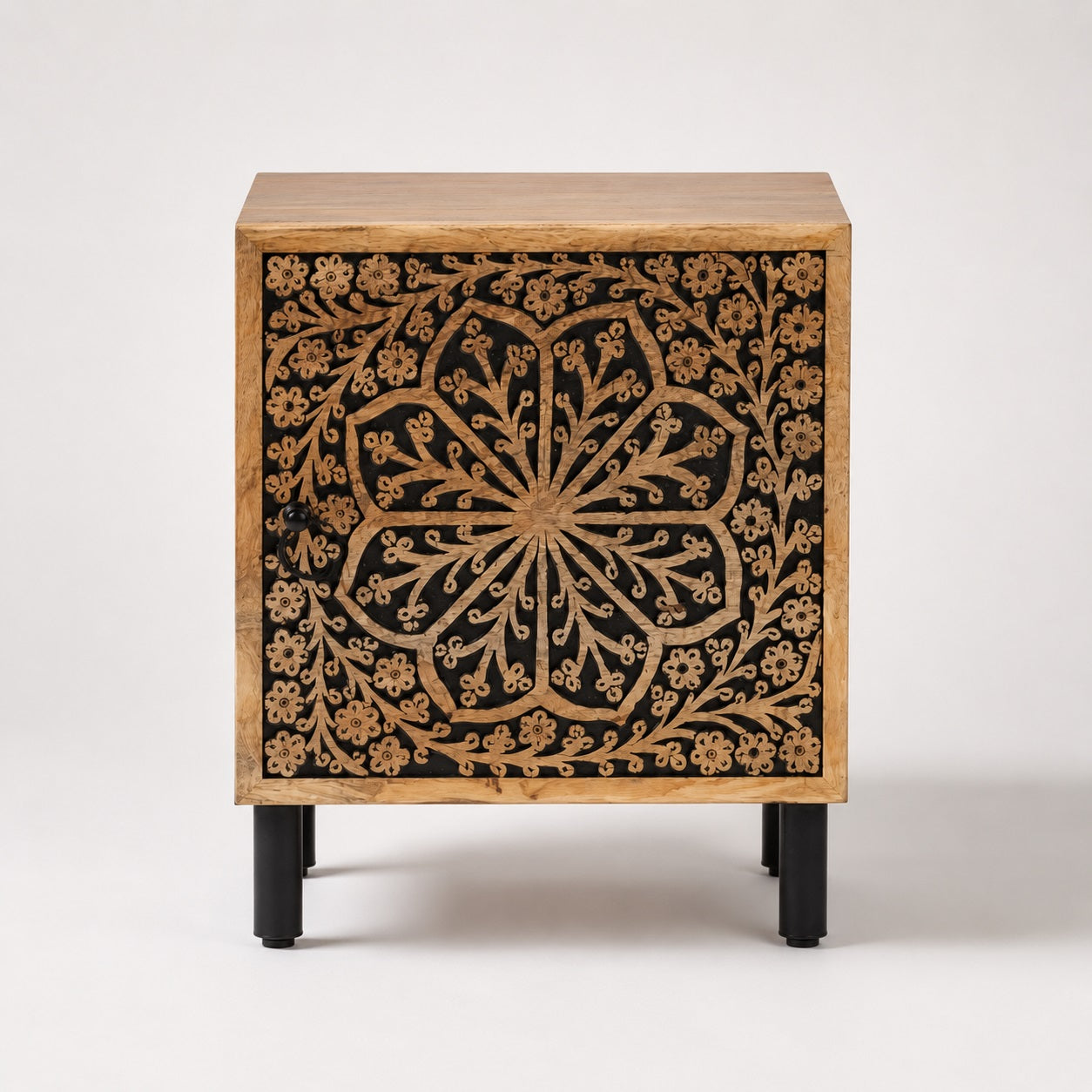 Table de chevet en bois design avec porte sculptée à motif floral et finition naturelle.
