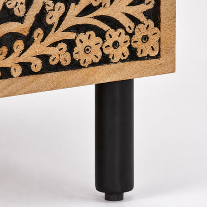 Détail du pied métallique noir de cette table de chevet en bois design au style contemporain.