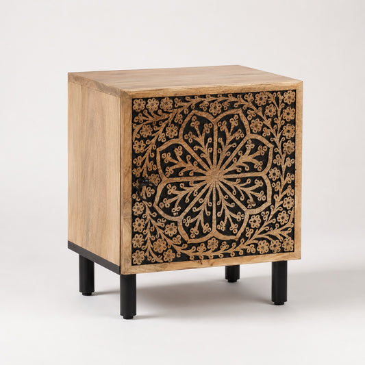 Table de chevet en bois design avec façade sculptée florale, style bohème chic et pieds en métal noir.