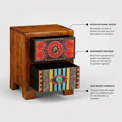 Table de chevet design en bois avec deux tiroirs spacieux et façades artisanales peintes à la main.